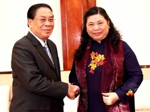 Laotian Party Chief receives senior Vietnamese delegation - ảnh 1